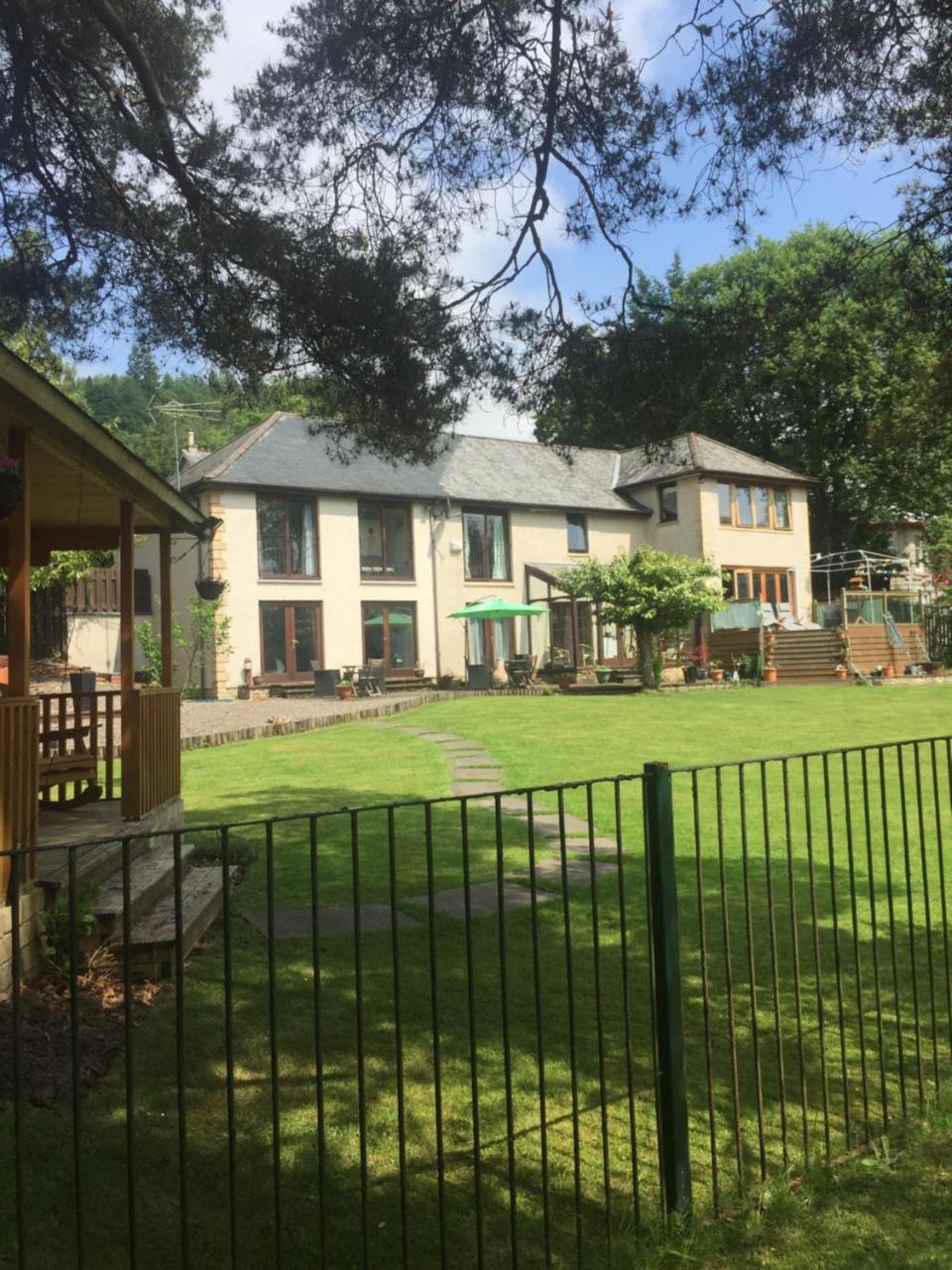 קלנדר Riverside House מראה חיצוני תמונה